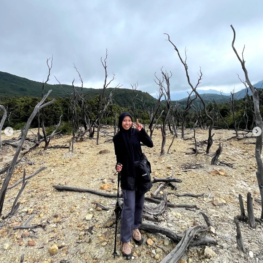 Milaa hiking in dead forest